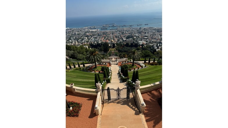 Panorama von ganz oben über die Gärten von Bahei auf den Hafen von Haifa.