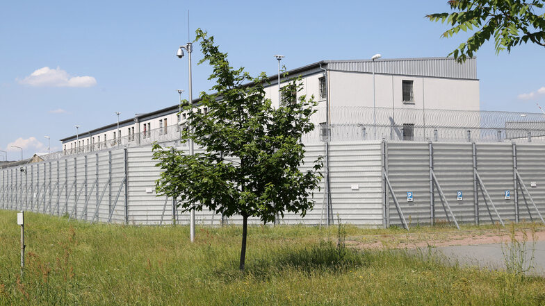 Die JVA Zeithain ist schon von Weitem als Gefängnis zu erkennen. Wie es im Inneren aussieht, wissen aber nur wenige. Nun erheben 13 Gefangene Vorwürfe zu ihren Haftbedingungen.