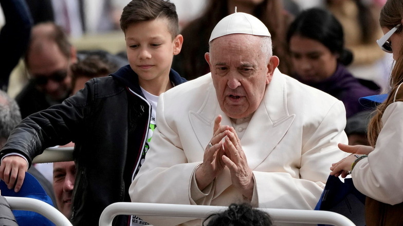 Papst Franziskus wegen Atemwegsinfekt im Krankenhaus