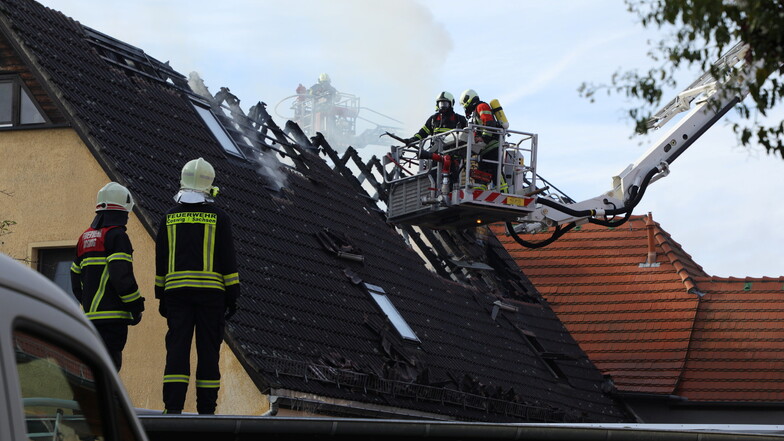 Einer der größten Einsätze des vergangenen Jahres fand am Buß- und Bettag statt, als es in einem Vierseithof in Sörnewitz einen Kamin- bzw. Dachstuhlbrand gab. Von 12 Uhr mittags bis gegen 22 Uhr waren die Coswiger Feuerwehrleute im Einsatz, einige m