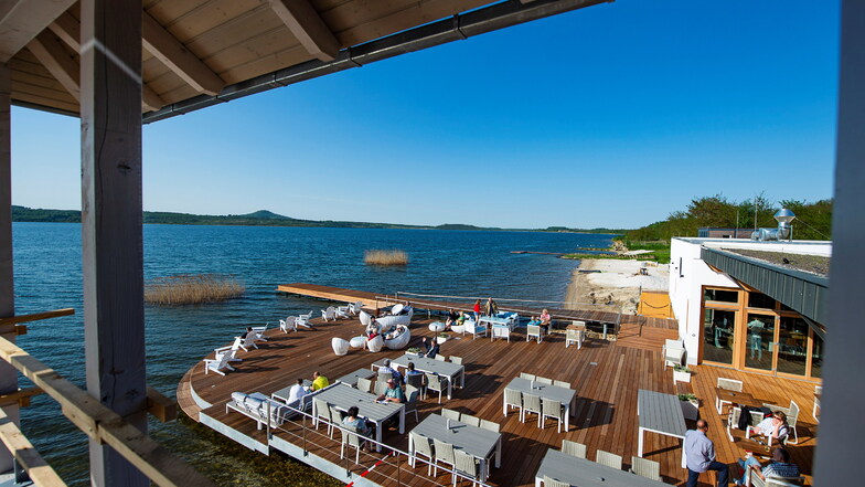 So schön können Gäste auf der Terrasse des Hotels Insel der Sinne am Berzdorfer See sitzen.