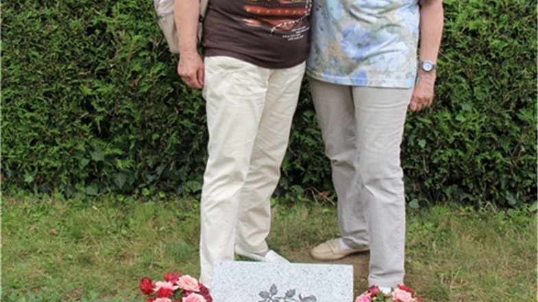 Renate Richter (l.) und Marianne Hofmann am Grab.