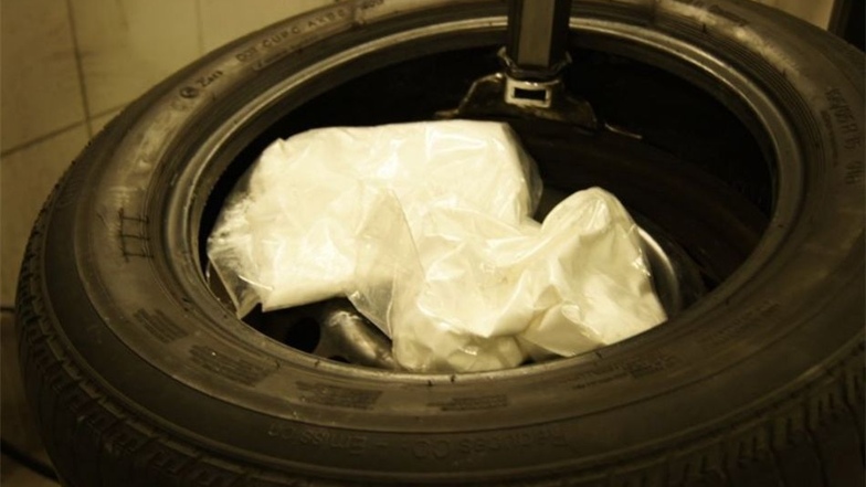 Die Drogenpäckchen fanden Polizisten in einem Autoreifen bei weiteren Durchsuchungen in drei Bundesländern.