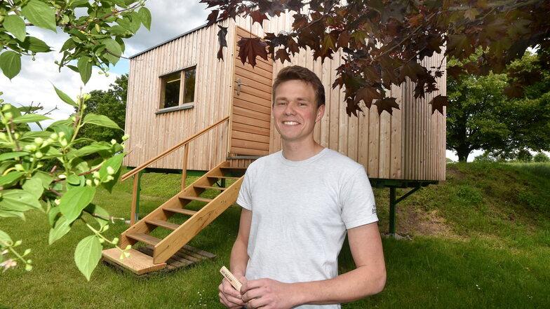 Seit Sommer 2020 ist Andreas Graf mit seiner „Villa Laryx“ in der Oberlausitz bekannt. Er hat das Mini-Haus gebaut und fertigt auf Nachfrage auch mehr davon an. Zwei solcher Häuschen stehen auf dem Oberhof in Deutsch Ossig am Berzdorfer See.
