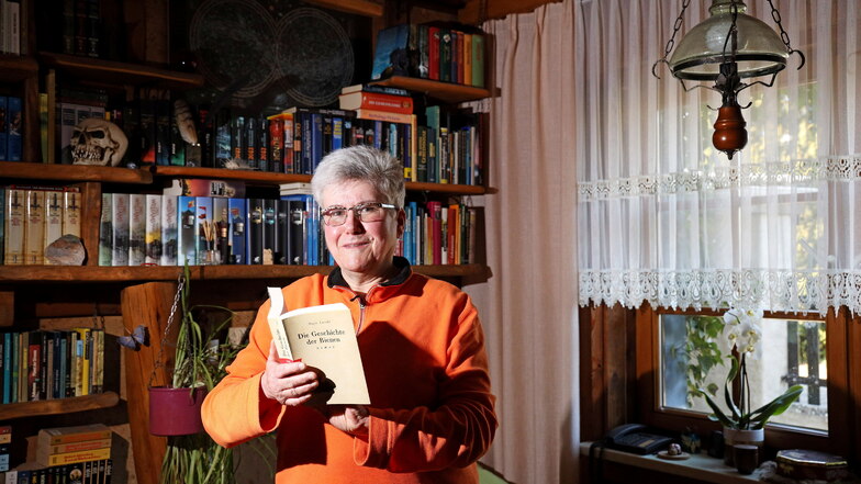 Karin Proschwitz in ihrem Haus in Strehla. Das Buch "Die Geschichte der Bienen" von Maja Lunde hat sie gerade zu Ende gelesen.