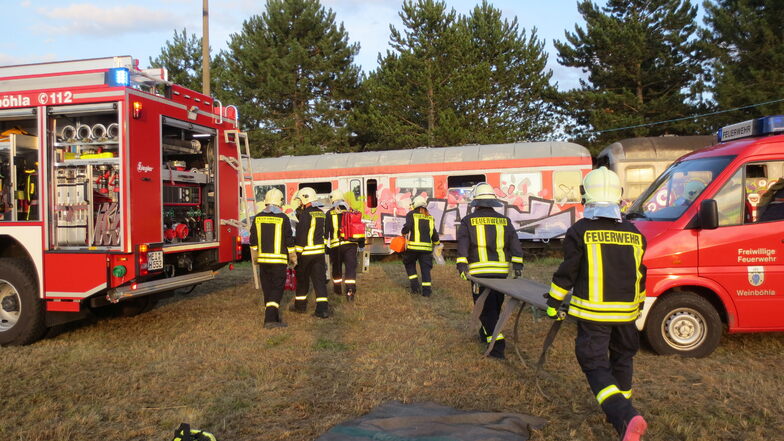 Die Freiwillige Feuerwehr Weinböhla - hier bei einer früheren Übung zur Personenrettung aus einem Zug - soll 2023 ein neues Löschfahrzeug für 500.000 Euro erhalten.