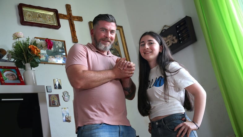 Vater Ilya Imerlishvili mit Tochter Lika im Wohnzimmer der Familie, die vor drei Jahren über Nacht abgeschoben wurde.
