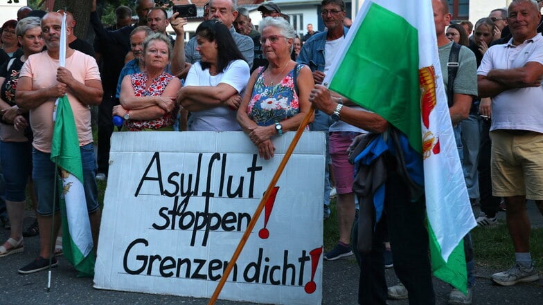 Rund 400 Menschen demonstrierten hinter diesem Plakat am Dienstag in Berggießhübel.