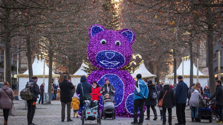 In Dresden gibt es neuen Streit über die Videoüberwachung des Weihnachts-Teddys.