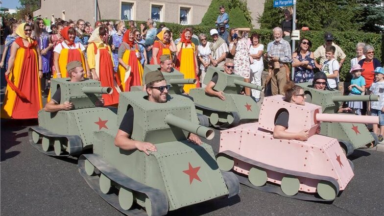 Der Karnevalsclub Wurgwitz stellte mit Papp-Panzern den Einmarsch der Sowjetarmee dar. Ob die wirklich mit Panzern einzog, können die Narren aber nicht mit Sicherheit sagen.
