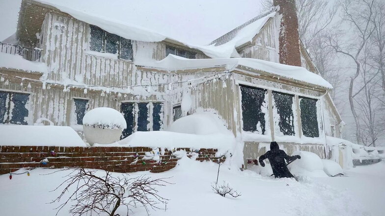 Ein Anwohner entfernt Schnee von seinem Haus in Amherst.