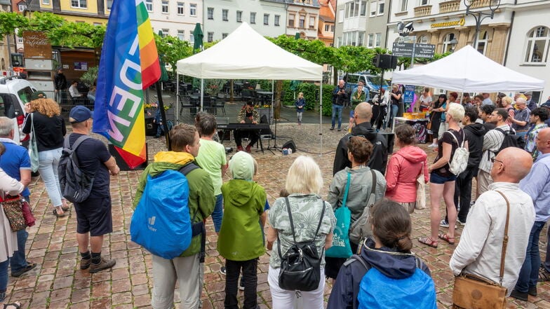 Mehr als Hundert Personen kamen auf dem Döbelner Obermarkt zusammen, um zuerst Sebastian Krumbiegel zuzuhören.