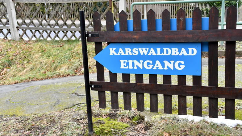 Platz auch für Familien: Eingang zum Karswaldbad