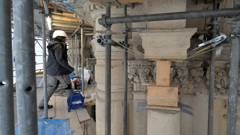 Hier ist die mit Hölzern gesicherte Lücke zu sehen, in die der kopierte Säulenkopf wieder eingebaut wird. Die Fachleute der Zwingerbauhütte wollen die Fassade am Glockenspielpavillon bis Juni kommenden Jahres sanieren.