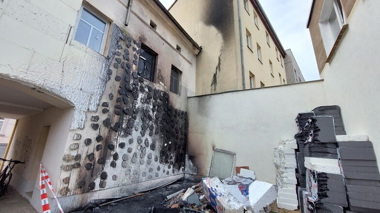 Das Feuer im Innenhof hat auf die Hausfassade übergriffen, die vom Eigentümer gerade wärmeisoliert wird.