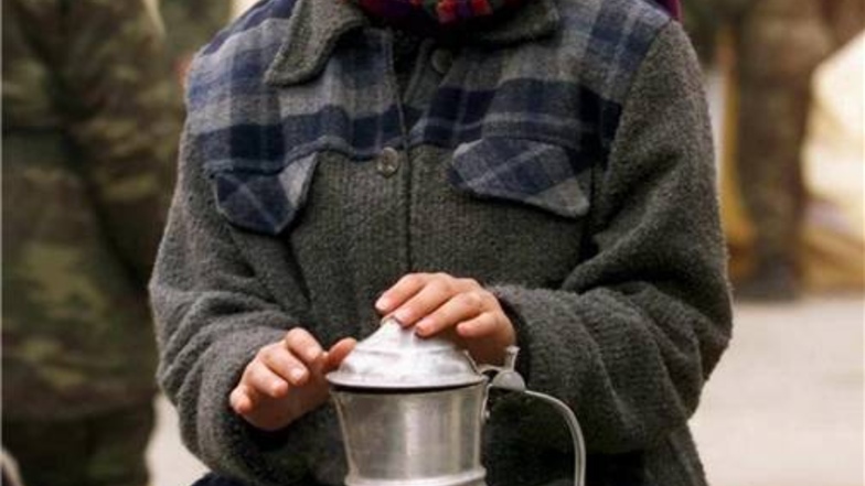 Nach einem weiteren schweren Erdbeben im November 1999, das die Stadt Düzce im Nordwesten der Türkei quasi dem Erdboden gleich machte, wärmt sich eine junge Frau an einer Teekann auf.