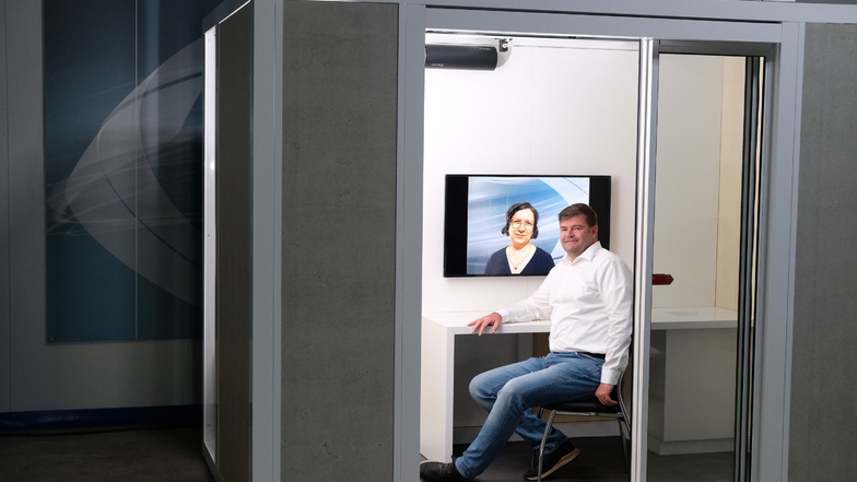 Jan Wabst, Geschäftsführer der Seiwo Technik GmbH, sitzt bei einer Präsentation in seinem flexiblen Corona-Schutzraum.