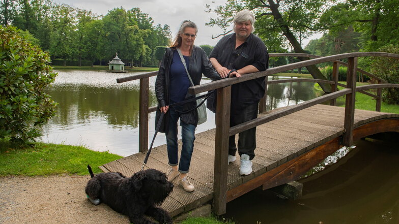 Jens Fischer und seine Frau Birgit von K.U.L.T.Objekt Dresden diesmal mit Hund Oskar im Barockpark Zabeltitz. Oskar gehört zum "Personal" der Firma und hat als Zuständiger fürs Securitainment (Sicherheit) sogar eine eigene Emailadresse.
