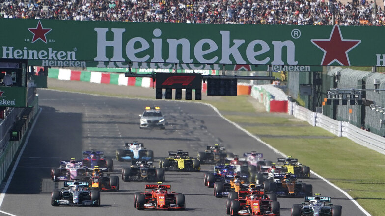Mercedes-Pilot Valtteri Bottas (r) von Finnland fährt an Sebastian Vettel zu Beginn des Großen Preises der japanischen Formel 1 vorbei.