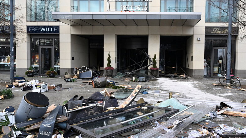 Trümmer liegen vor dem Eingang zum Sea Life im Radisson Hotel. Am 16.12.2022 war das Aquarium in der Hotel-Lobby auseinander gebrochen.