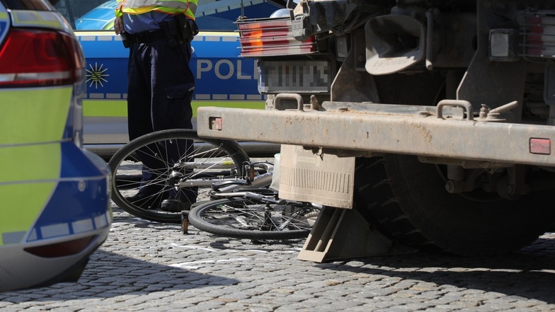 Der Radfahrer wurde an der Kreuzung Stauffenbergallee/Rudolf-Leonhard-Straße von einem Lkw erfasst.