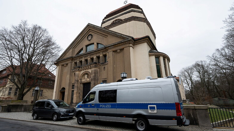 Ein mittlerweile gewohntes Bild auch in Görlitz: Polizeischutz für das Kulturzentrum Görlitzer Synagoge.