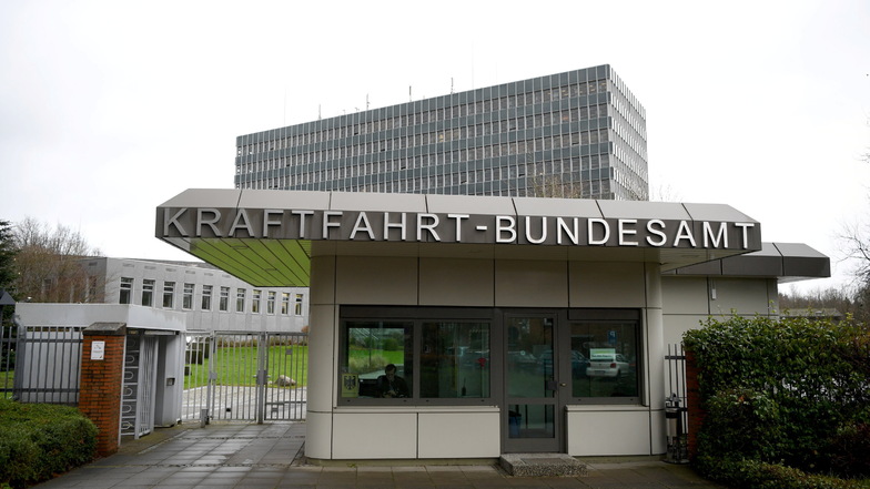 Der Eingang zum Kraftfahrt-Bundesamt (KBA) in Flensburg. Die Deutsche Umwelthilfe hat Klage gegen das KBA eingereicht.
