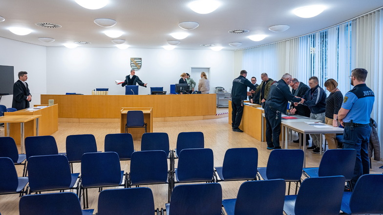Am Amtsgericht Pirna werden gerade zwei polnische Schleuser zu Haftstrafen verurteilt und abgeführt.