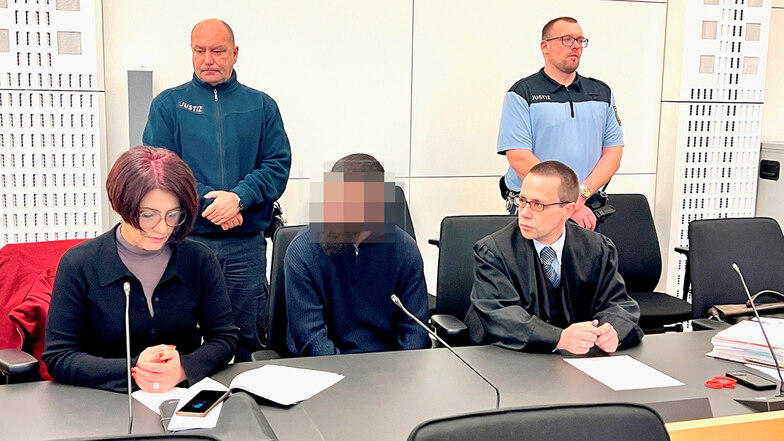 Während des Prozesses im Landgericht Dresden: Der 23-jährige Georgier Gasan P. (Mitte), mit Dolmetscherin (l.) und Anwalt Ronald Mayer (r.) aus Freital.
