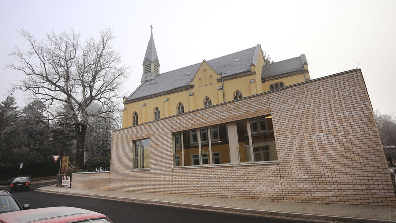 Die katholische Kirchgemeinde in Radeberg zählt etwa 1200 Gläubige. Für sie ist der neue Funktionalanbau wichtig. Er kann aber auch Vereinen und Familien zugutekommen.