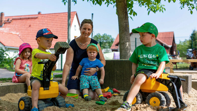 Tina Reichel kümmert sich  um ihre Schützlinge in der Kita "Knirpsenstadt" im Dippoldiswalder Ortsteil Hennersdorf.