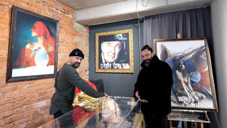 Künstler Roman Řehák und Emilio Fornieles beim Aufbau der Ausstellung – unter den Augen von Karel Gott.