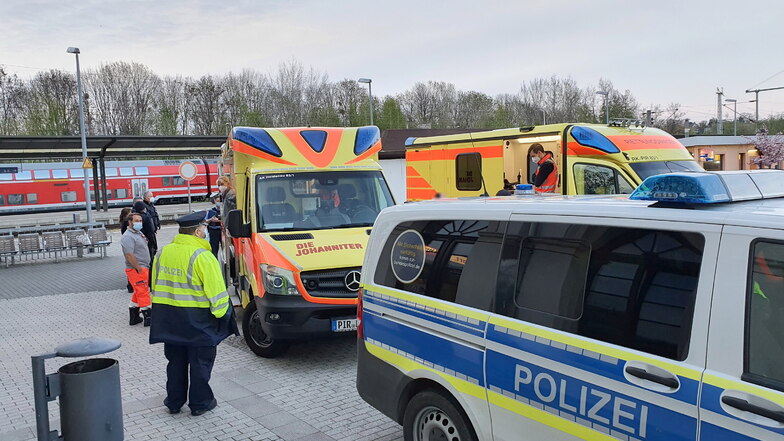 Vor dem Bahnhof in Pirna gab es am Sonnabend eine tätliche Auseinandersetzung, bei der zwei Personen leicht verletzt wurden.