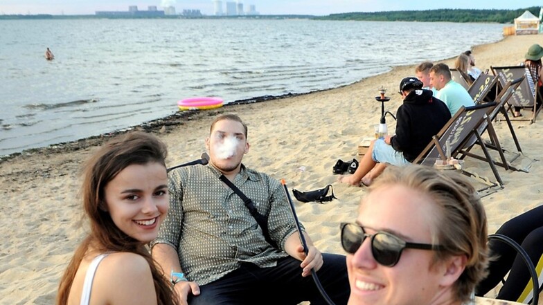 Mit Freunden eine gepflegte Shisha am Strand rauchen? Dafür muss man nicht nach Ägypten fliegen. Statt Pyramiden gibts das Kraftwerk am Horizont.