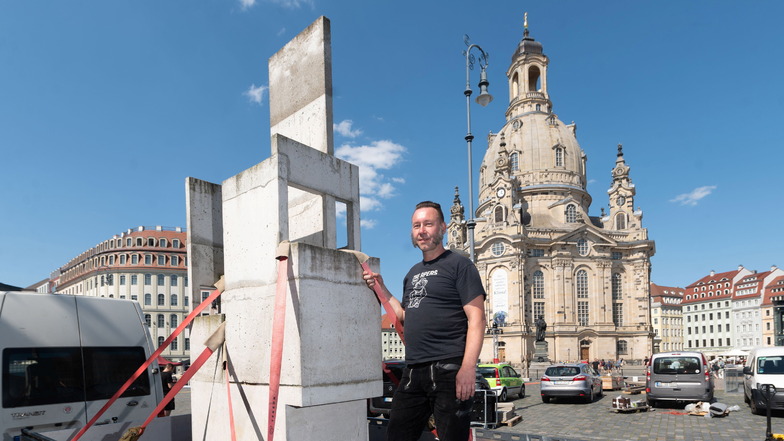 Die schwerste Skulptur beim Palaissommer auf dem Dresdner Neumarkt hat Künstler Jens Gebhardt aus Moritzburg geschaffen: Sie wiegt 1,5 Tonnen.