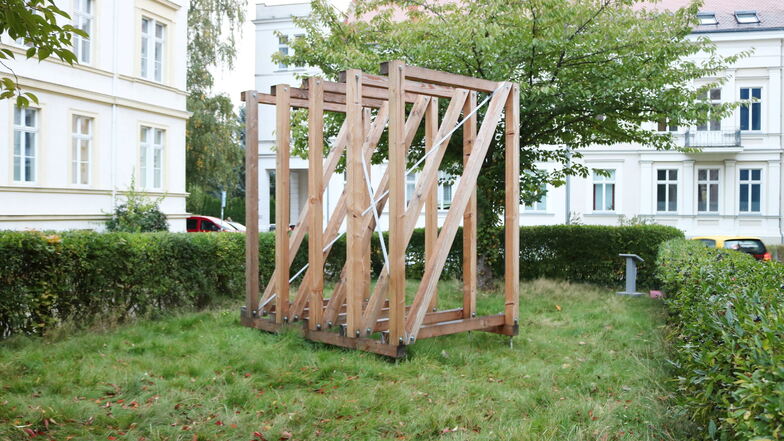 Das Kunstwerk "Dachstuhl" von Tillmann Ziola und Robert Czolkoß auf dem Görlitzer Konsulplatz.