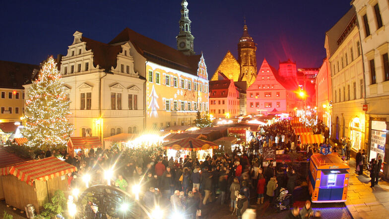 Auch der Canalettomarkt in Pirna lockt noch nach Weihnachten mit Leckereien und einem tollen Bühnenprogramm.