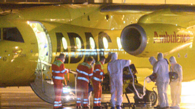 Sachsen: Einer von zwei Patienten wird in der Nacht zum Sonntag auf dem Flufhafen Dresden International von Rettungskräften in ein ADAC Ambulanz Flugzeug vom Typ Dornier 328Jet verladen um nach Bremen ausgeflogen zu werden.