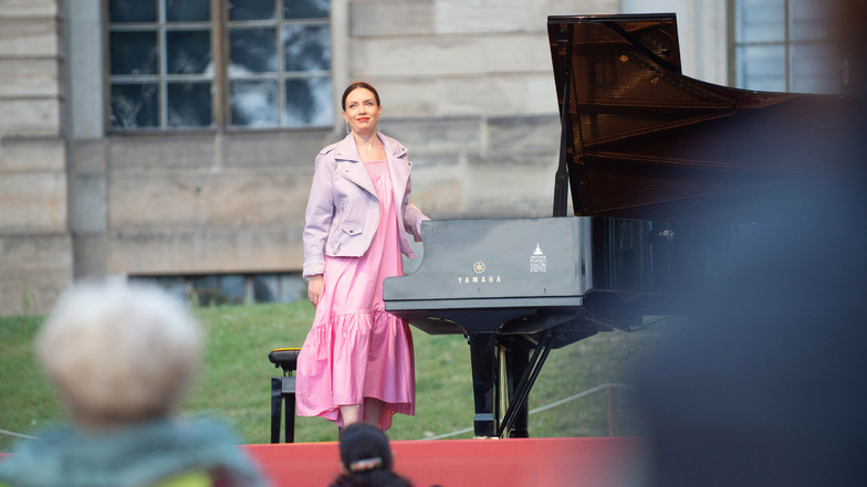 Pianistin Maria Burnaeva spielt bei der Eröffnung des Palaissommers, Japanisches Palais.