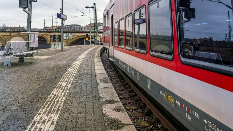 Strecke wieder frei: Bahn schleppt defekte Lok in Dresden ab