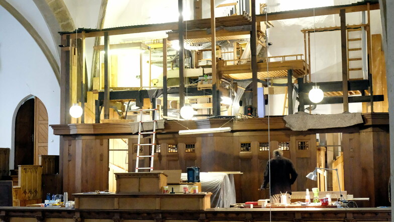 Nach einer kurzen Unterbrechung sind die Mitarbeiter von Jehmlich Orgelbau wieder fleißig in der Meißner Frauenkirche. Das Unternehmen restauriert die dortige Orgel schon seit 2019 und baut sie momentan wieder ein.