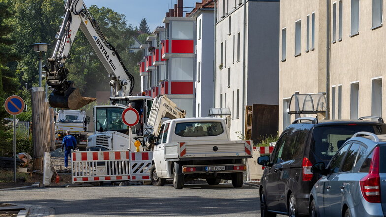 Seit April und noch bis November ist die Lessingstraße in Heidenau Baustelle. Für die Mieter bedeutet das Einschränkungen. Aber einiges muss auch gewährleistet werden.