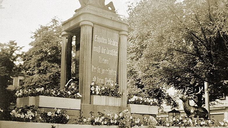 „Erhalten bleiben muss die deutsche Nation. Um sie zu erhalten, ist kein Opfer zu wenig.“ Schriftzug am Dianabrunnen 1938.