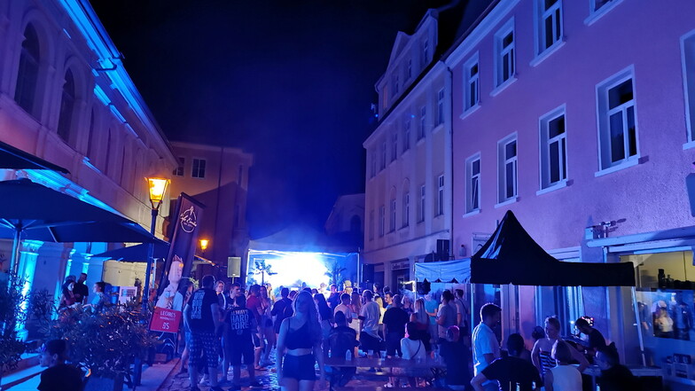 Bis weit nach 22 Uhr tanzten die Menschen auf dem Altstadtpflaster. Nach der langen Corona-Pause war die Fete de la Musique eine willkommene Abwechslung.