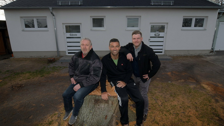 Lutz Schmidt, René Lässig und Nils Megel (von links) freuen sich über den Neubau mit Umkleide- und Sanitärräumen. Jetzt ist ein weiteres Funktionsgebäude geplant.