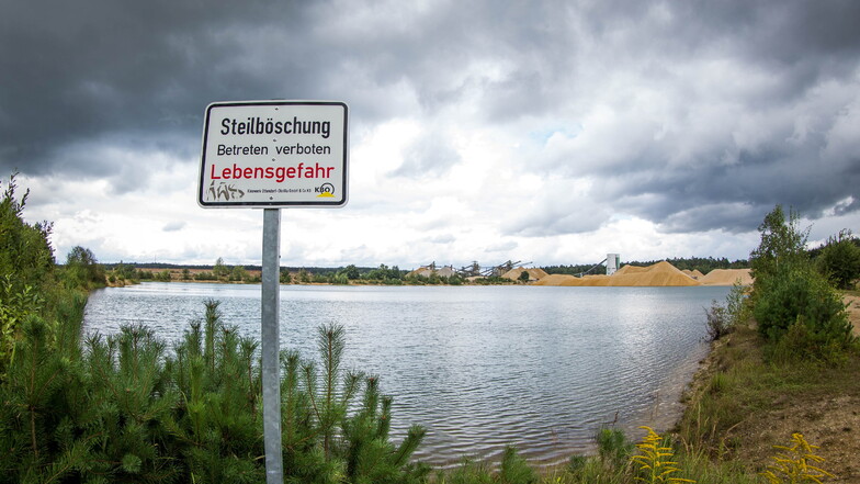 Striktes Badeverbot herrscht am Baggersee in Ottendorf-Okrilla. Dennoch kommen viele illegale Bader und parken oft auch falsch.
