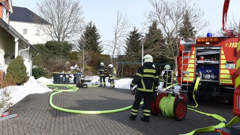 28 Feuerwehrleute mit acht Autos rückten zum Brand nach Mischütz bei Zschaitz-Ottewig aus.