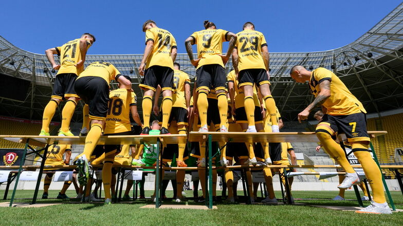 Am Ende der Saison soll für Dynamo Dresden der Aufstieg stehen. Doch ist die Mannschaft, hier beim Fotoshooting im Harbig-Stadion, auch bereit dafür?