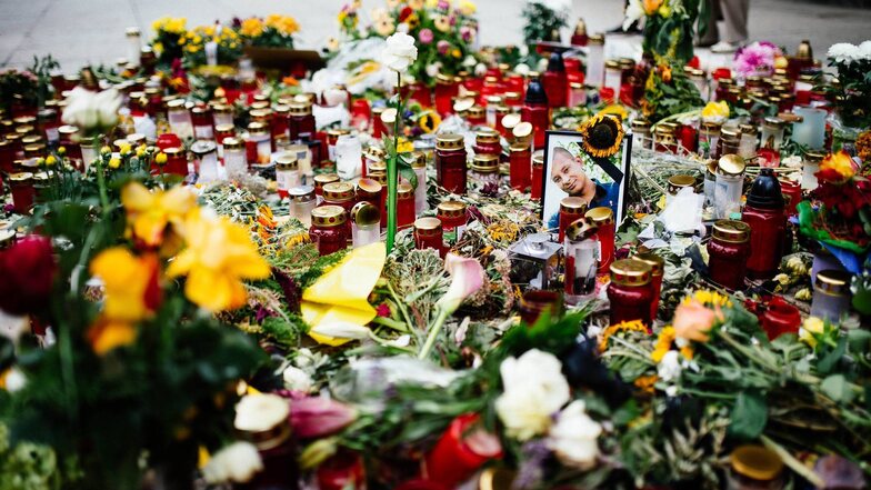 Blumen und Kerzen erinnerten am Tatort an den  verstorbenen Daniel H..