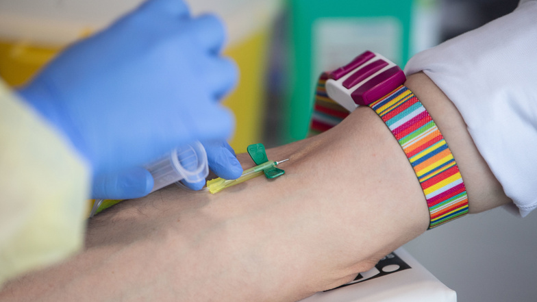 Schon an den ersten beiden Tagen haben sich 200 Schüler auf Antikörper testen lassen. Ein Ärzteteam nimmt ihnen dafür fünf Milliliter Blut an den Schulen ab.